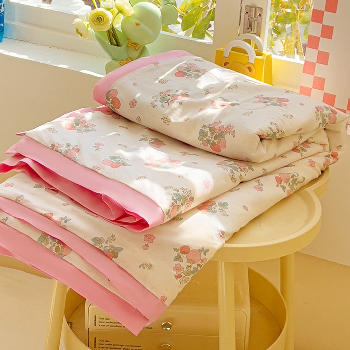 91家纺网 家纺一手货源 找家纺 十九色 2026新款液态硅胶奶嘴同源天丝棉飞边凉感夏被夏凉被空调被 草莓多多