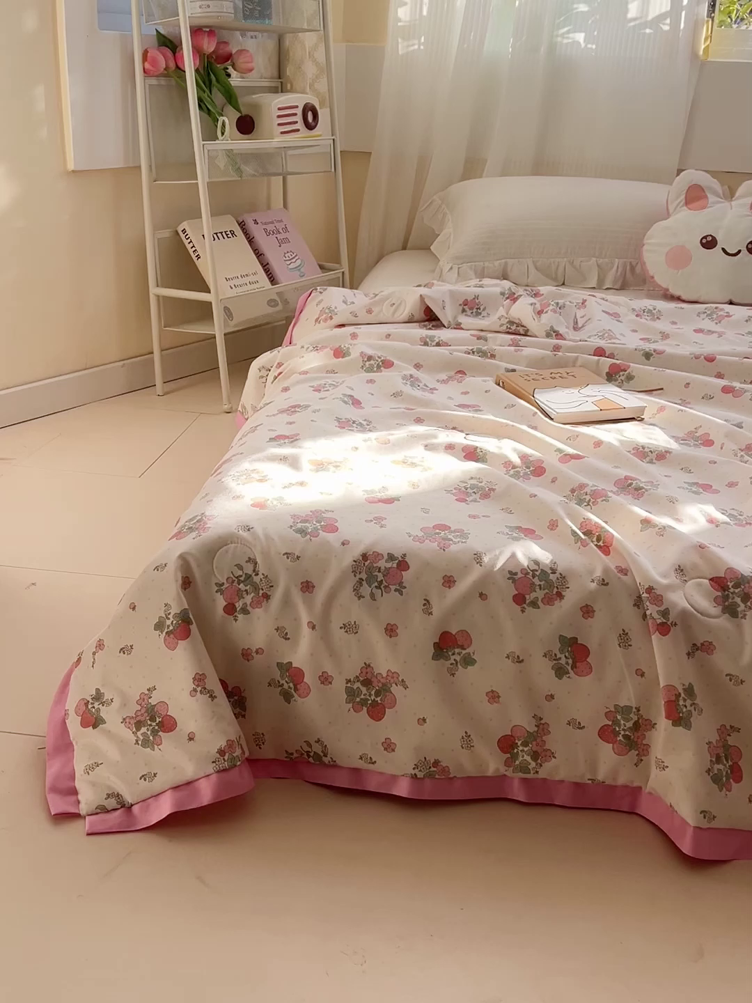 91家纺网 家纺一手货源 找家纺 十九色 2026新款液态硅胶奶嘴同源天丝棉飞边凉感夏被夏凉被空调被 草莓多多