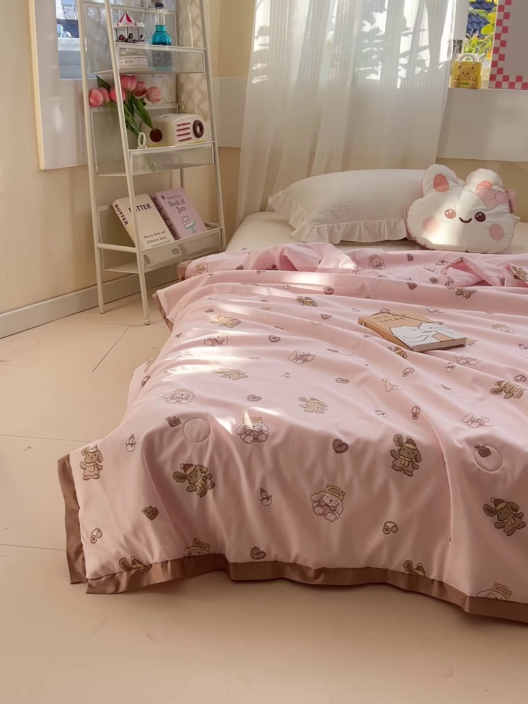 91家纺网 家纺一手货源 找家纺 十九色 2026新款液态硅胶奶嘴同源天丝棉飞边凉感夏被夏凉被空调被 小布偶