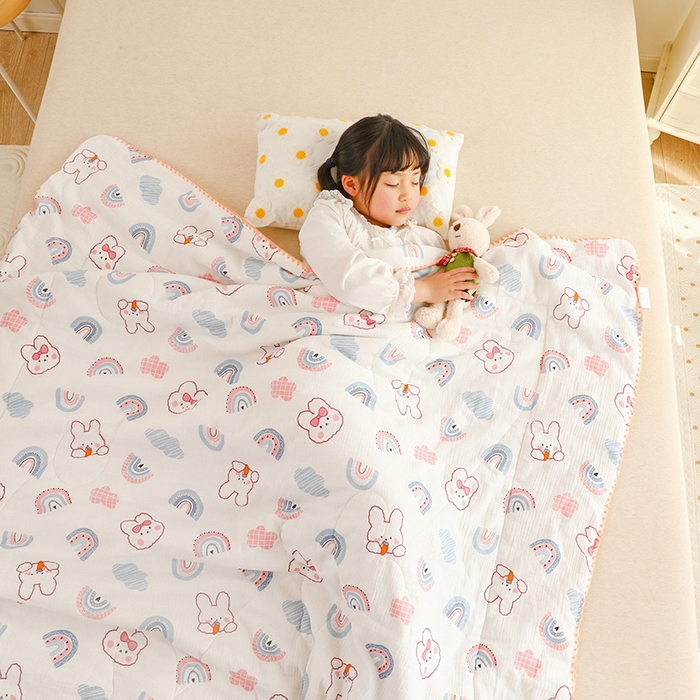 91家纺网 家纺一手货源 找家纺 十九色 2026新款婴儿纱皱布儿童贴身夏被被子被芯 彩虹兔