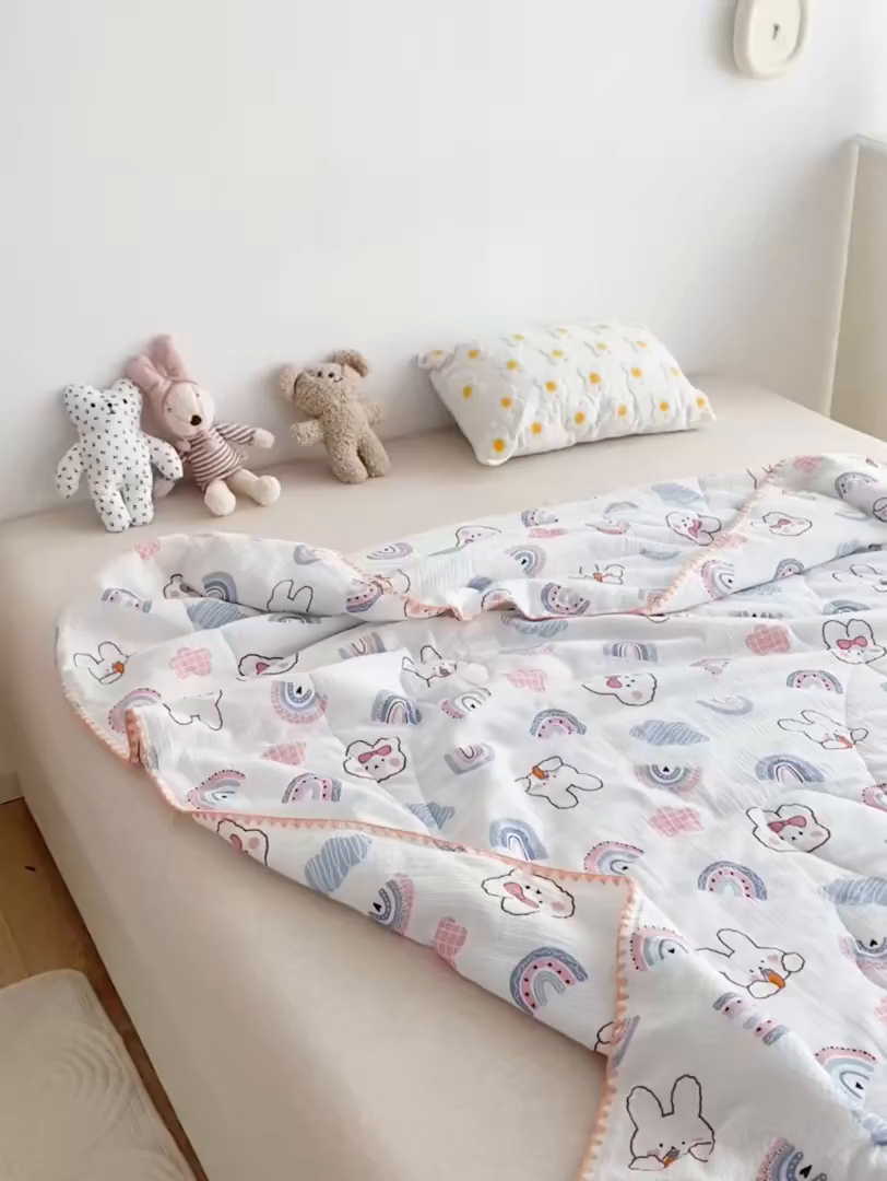 91家纺网 家纺一手货源 找家纺 十九色 2026新款婴儿纱皱布儿童贴身夏被被子被芯 彩虹兔
