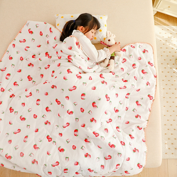 91家纺网 家纺一手货源 找家纺 十九色 2026新款婴儿纱皱布儿童贴身夏被被子被芯 甜心草莓