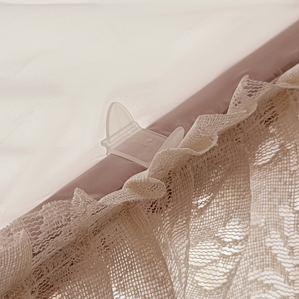 91家纺网 家纺一手货源 找家纺 海虹蚊帐 2026新款2606款一体防尘顶月枝影镂空纱导轨蚊帐 奶油杏