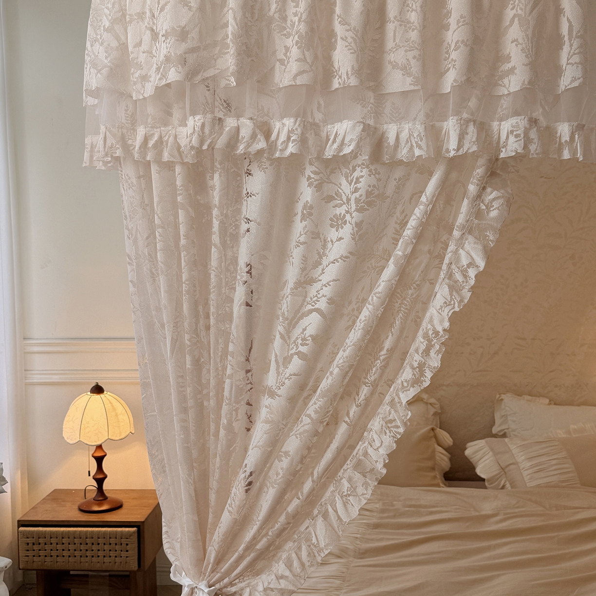 91家纺网 家纺一手货源 找家纺 海虹蚊帐 2026新款2606款一体防尘顶月枝影镂空纱导轨蚊帐 奶油杏