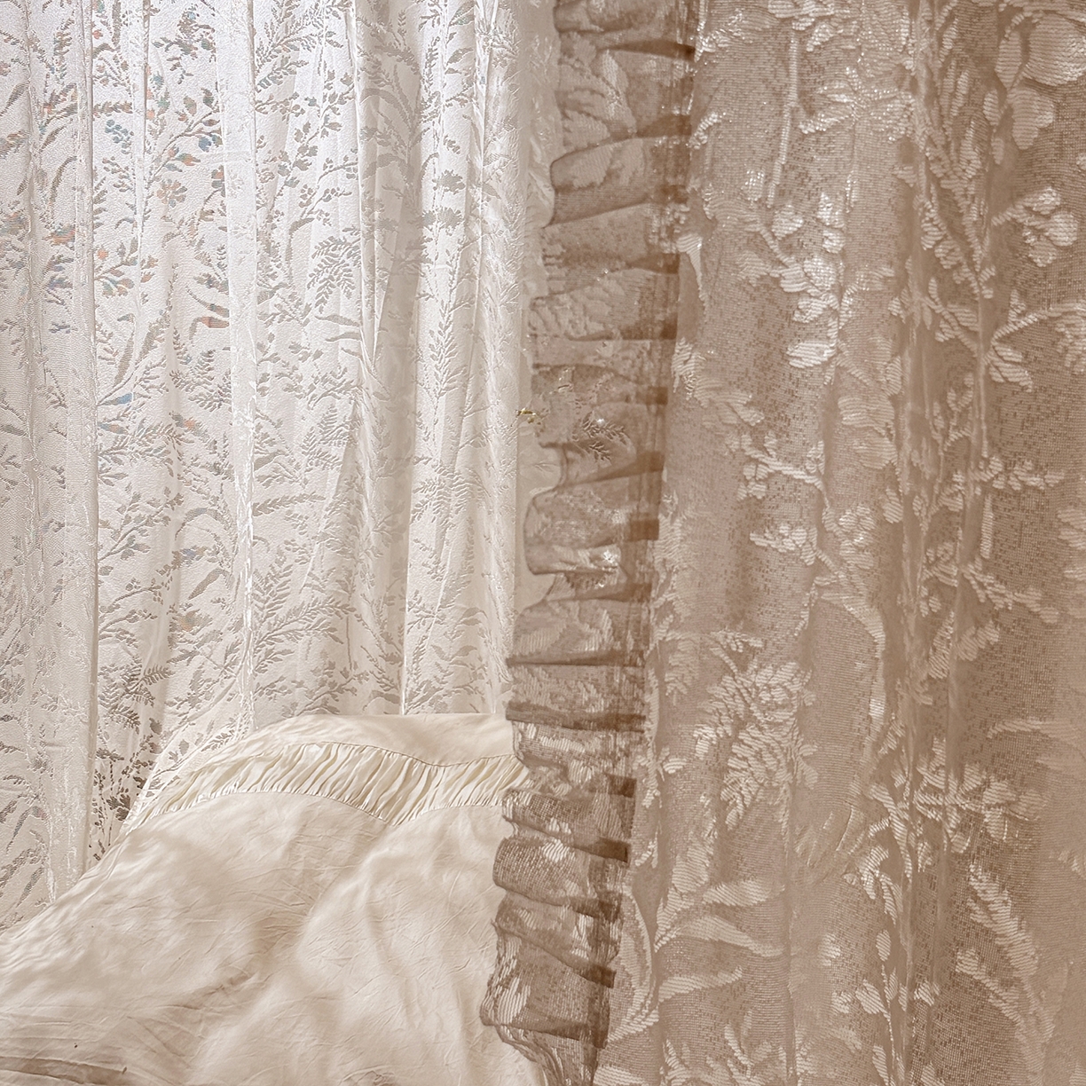 91家纺网 家纺一手货源 找家纺 （总）海虹蚊帐 2026新款2606款一体防尘顶月枝影镂空纱导轨蚊帐