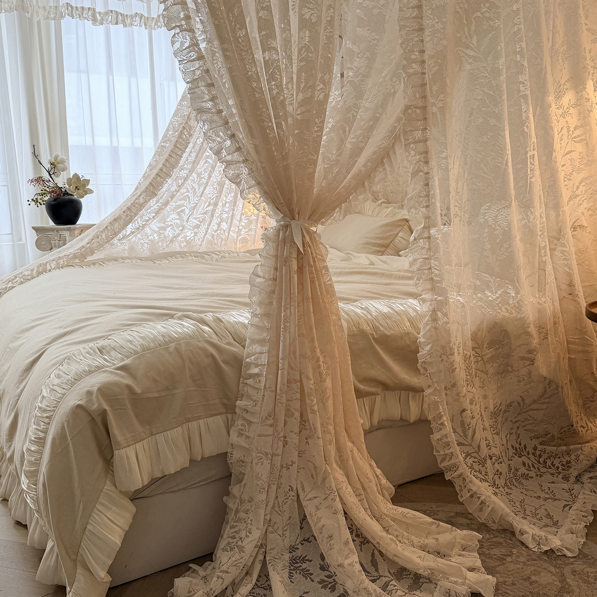 91家纺网 家纺一手货源 找家纺 海虹蚊帐 2026新款2606款一体防尘顶月枝影镂空纱导轨蚊帐 奶油杏