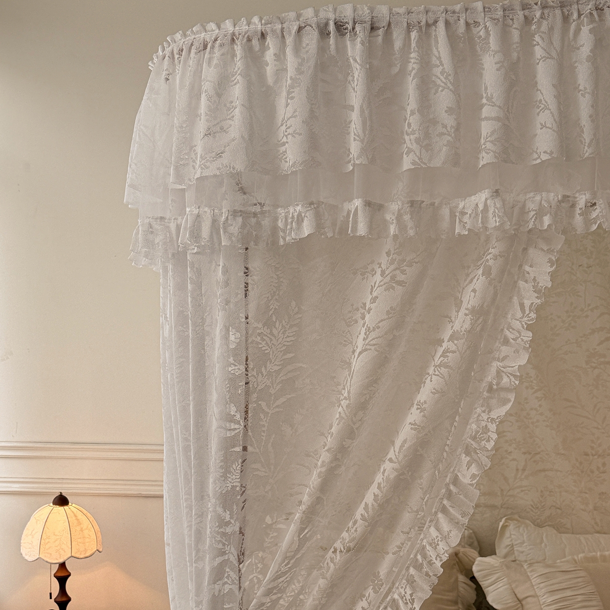 91家纺网 家纺一手货源 找家纺 海虹蚊帐 2026新款2606款一体防尘顶月枝影镂空纱导轨蚊帐 夕霜白