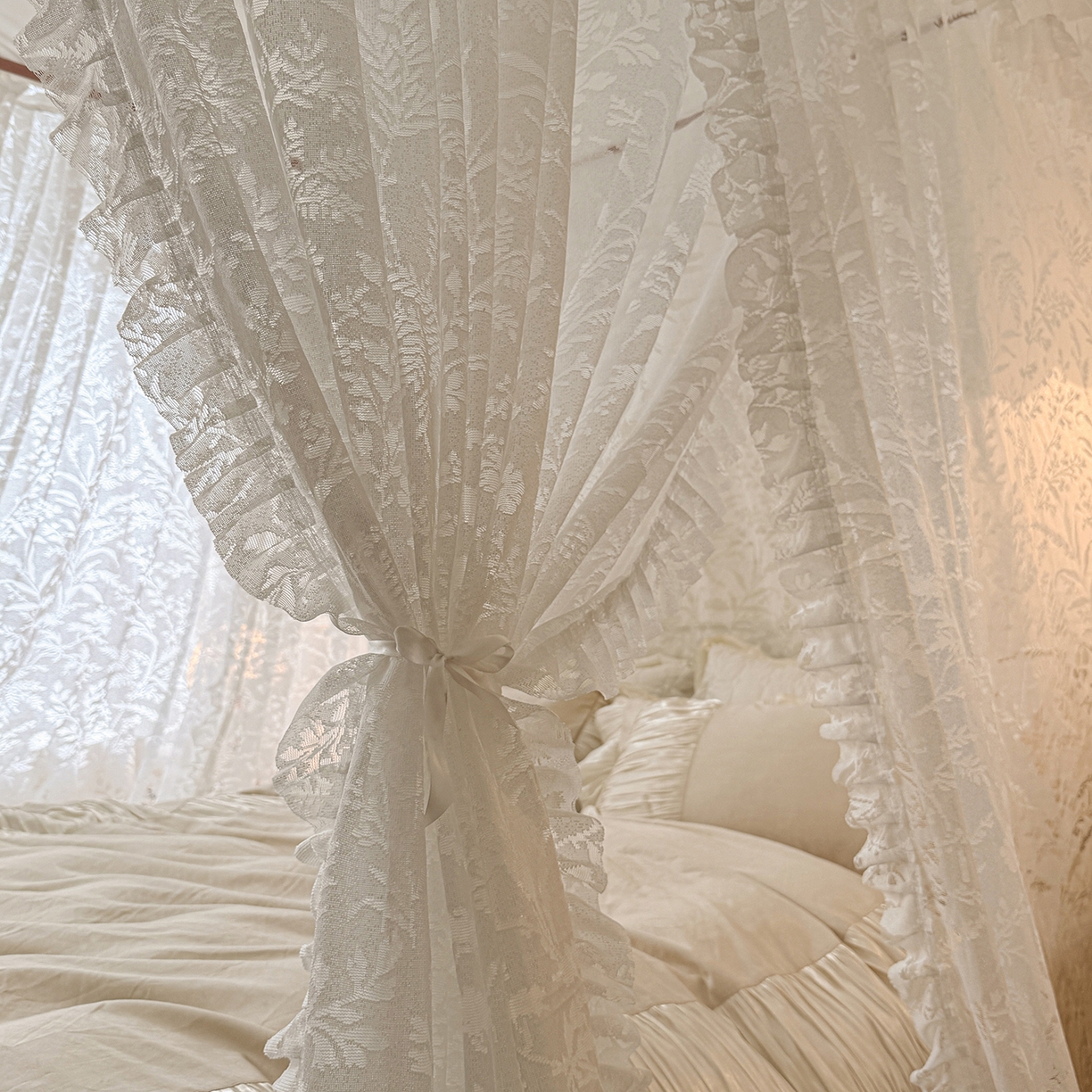 91家纺网 家纺一手货源 找家纺 海虹蚊帐 2026新款2606款一体防尘顶月枝影镂空纱导轨蚊帐 夕霜白