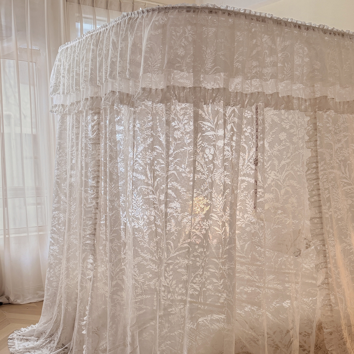 91家纺网 家纺一手货源 找家纺 （总）海虹蚊帐 2026新款2606款一体防尘顶月枝影镂空纱导轨蚊帐