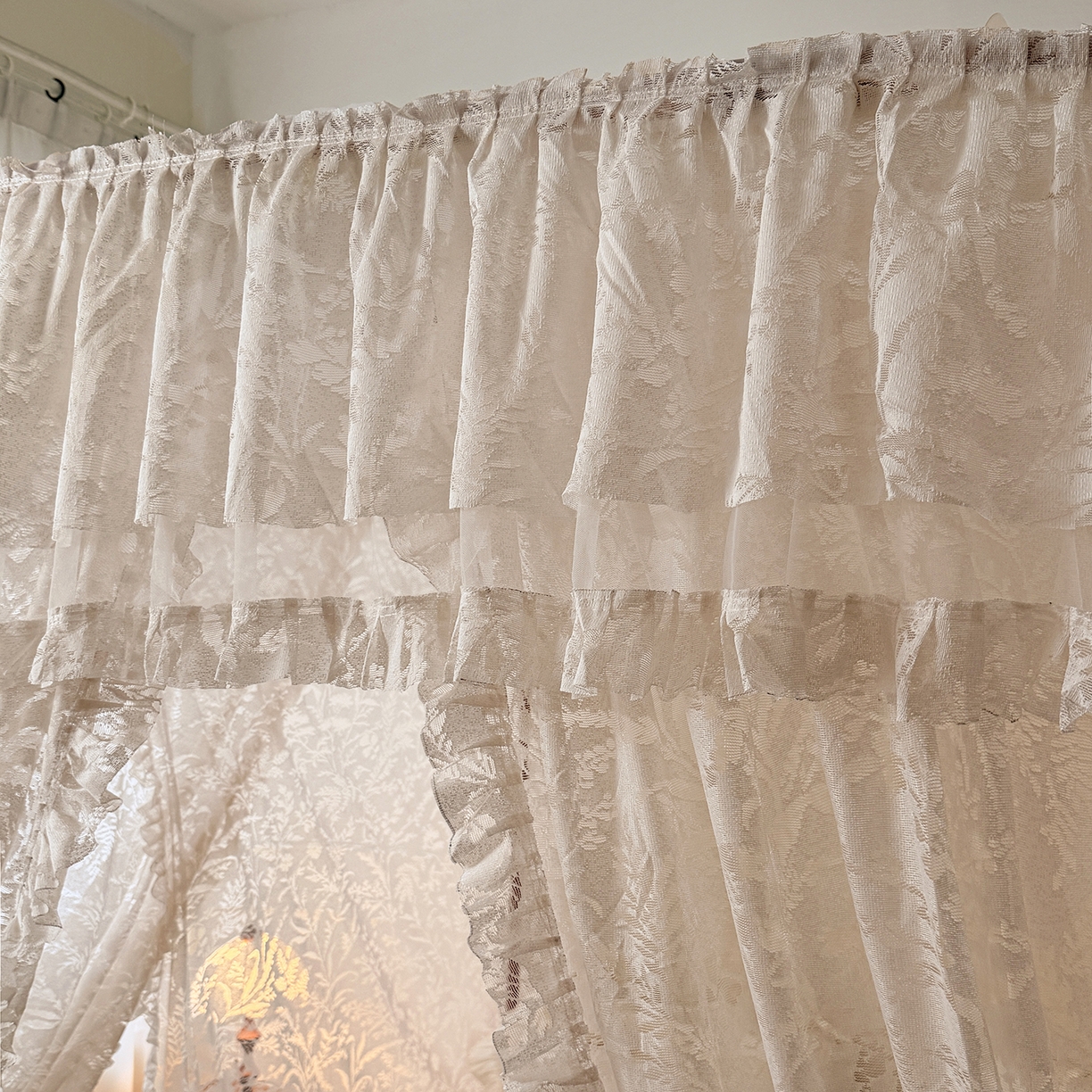 91家纺网 家纺一手货源 找家纺 海虹蚊帐 2026新款2606款一体防尘顶月枝影镂空纱导轨蚊帐 奶油杏