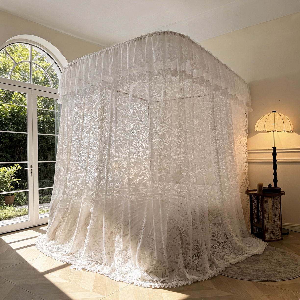 91家纺网 家纺一手货源 找家纺 海虹蚊帐 2026新款2606款一体防尘顶月枝影镂空纱导轨蚊帐 夕霜白