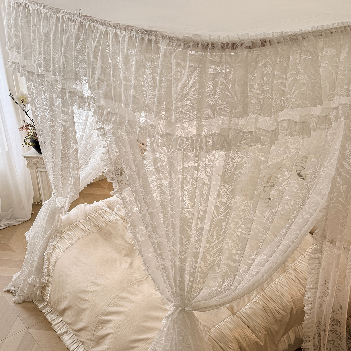 91家纺网 家纺一手货源 找家纺 海虹蚊帐 2026新款2606款一体防尘顶月枝影镂空纱导轨蚊帐 夕霜白