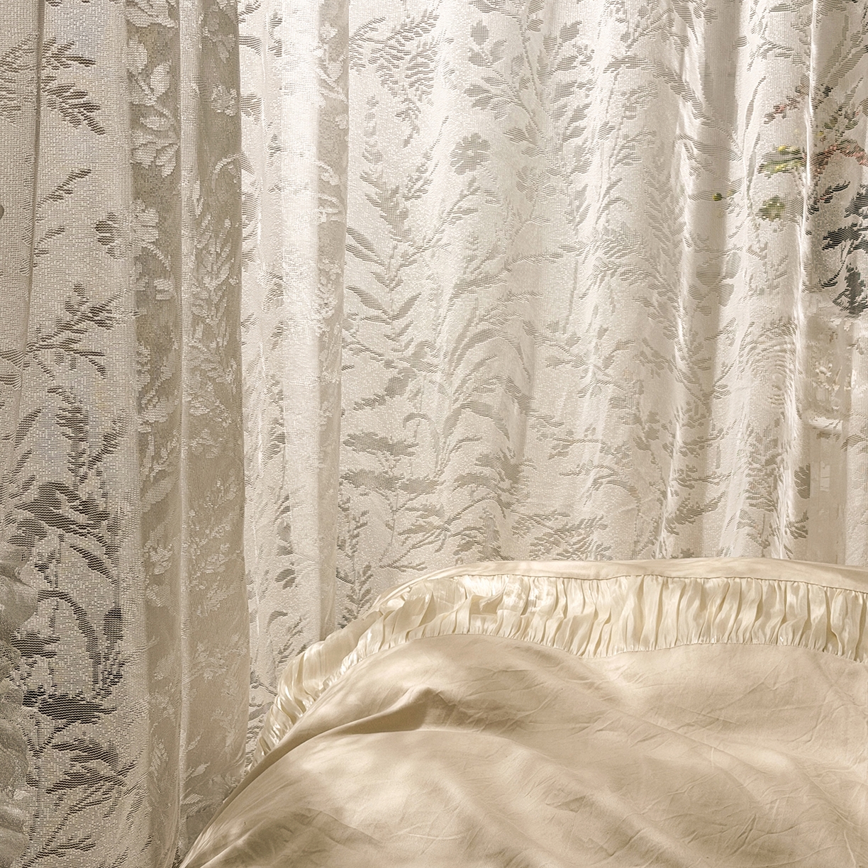 91家纺网 家纺一手货源 找家纺 海虹蚊帐 2026新款2606款一体防尘顶月枝影镂空纱导轨蚊帐 夕霜白