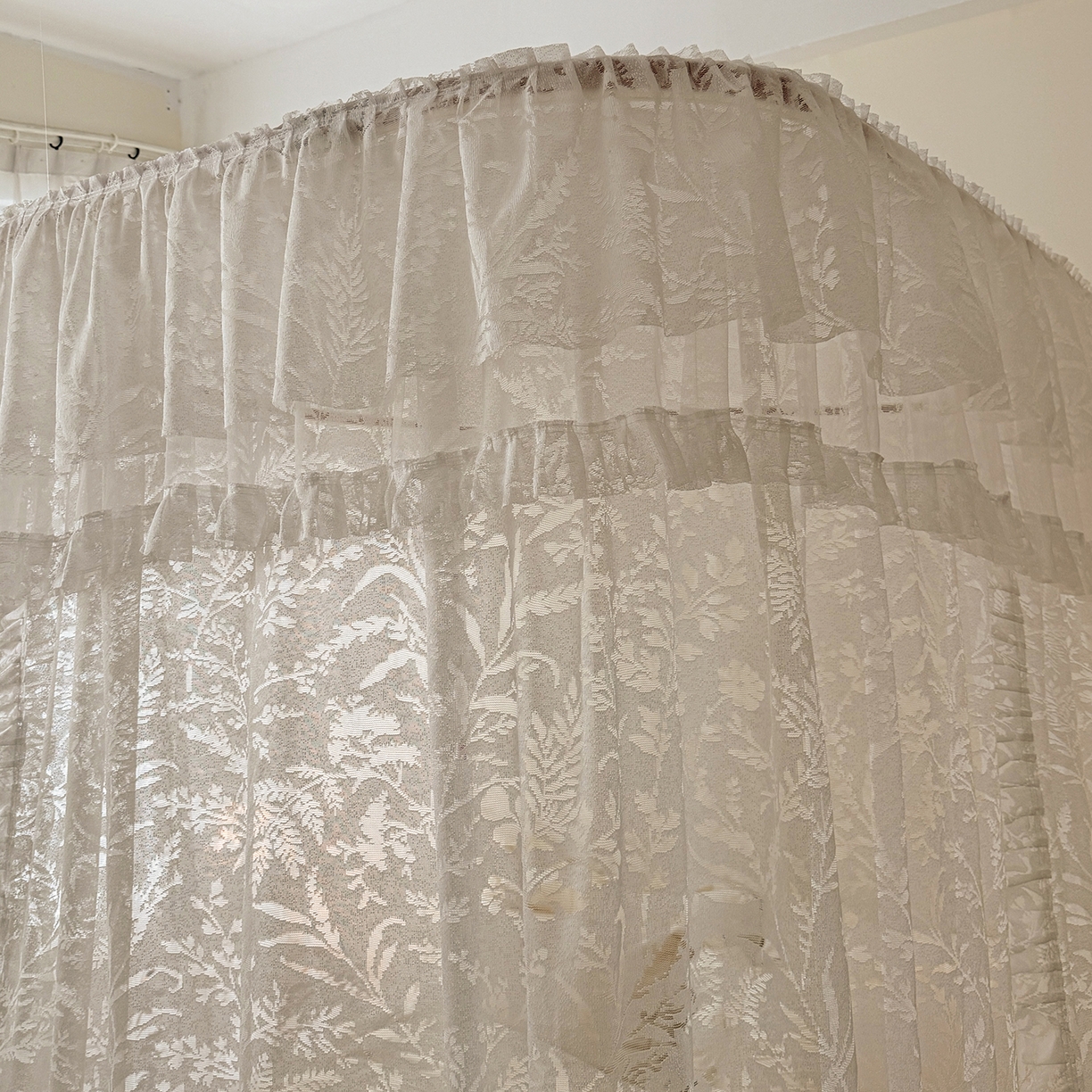 91家纺网 家纺一手货源 找家纺 海虹蚊帐 2026新款2606款一体防尘顶月枝影镂空纱导轨蚊帐 夕霜白