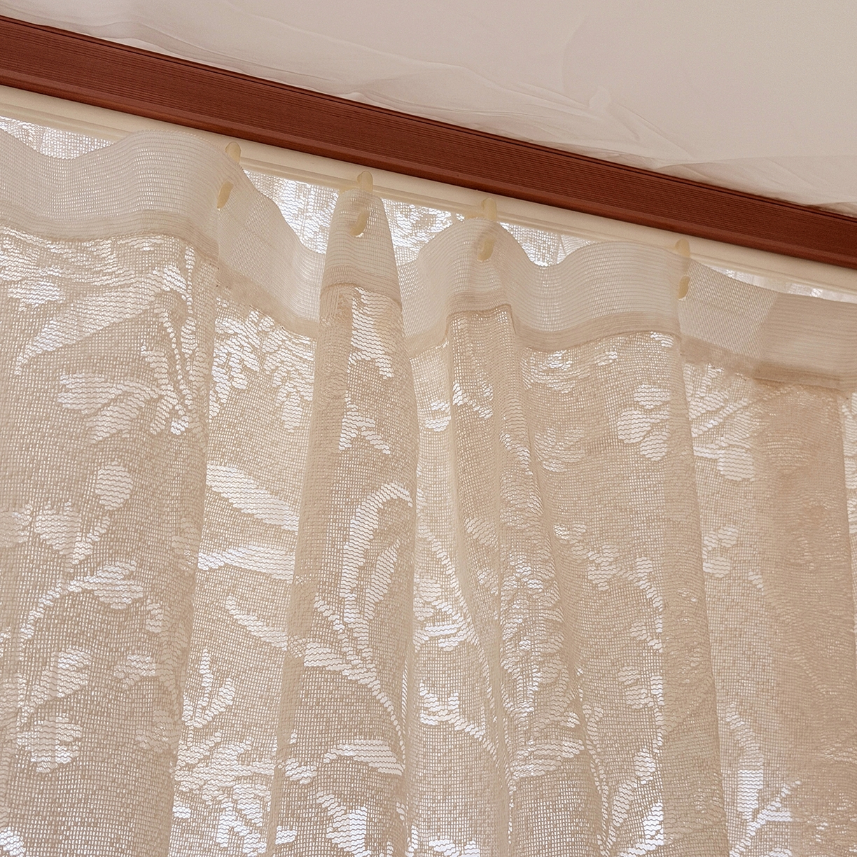 91家纺网 家纺一手货源 找家纺 海虹蚊帐 2026新款2606款一体防尘顶月枝影镂空纱导轨蚊帐 夕霜白