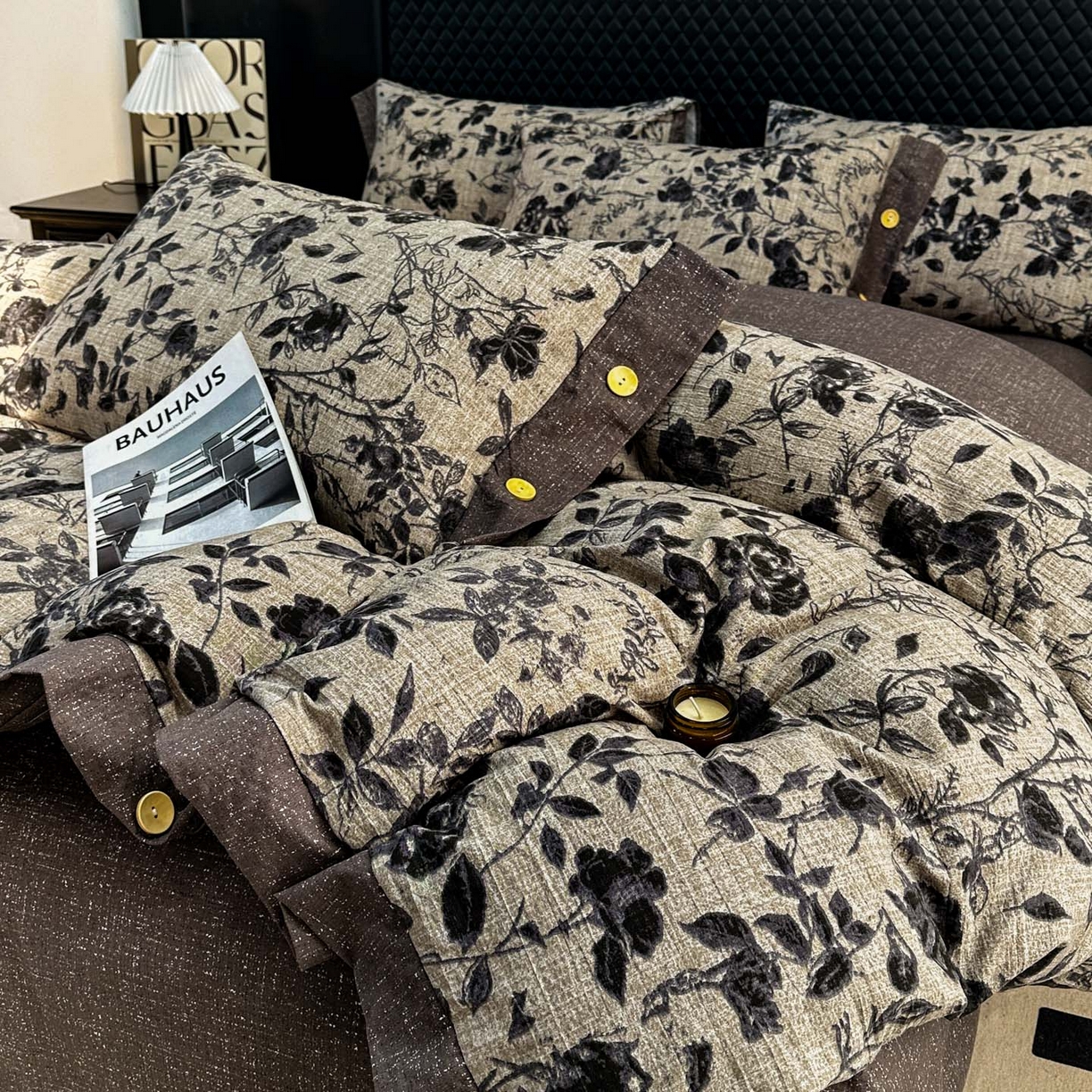 91家纺网 家纺一手货源 找家纺 晚爱家纺（原晚安家居） 2026新款加厚双层纱原麻纽扣款四件套 水墨玫瑰