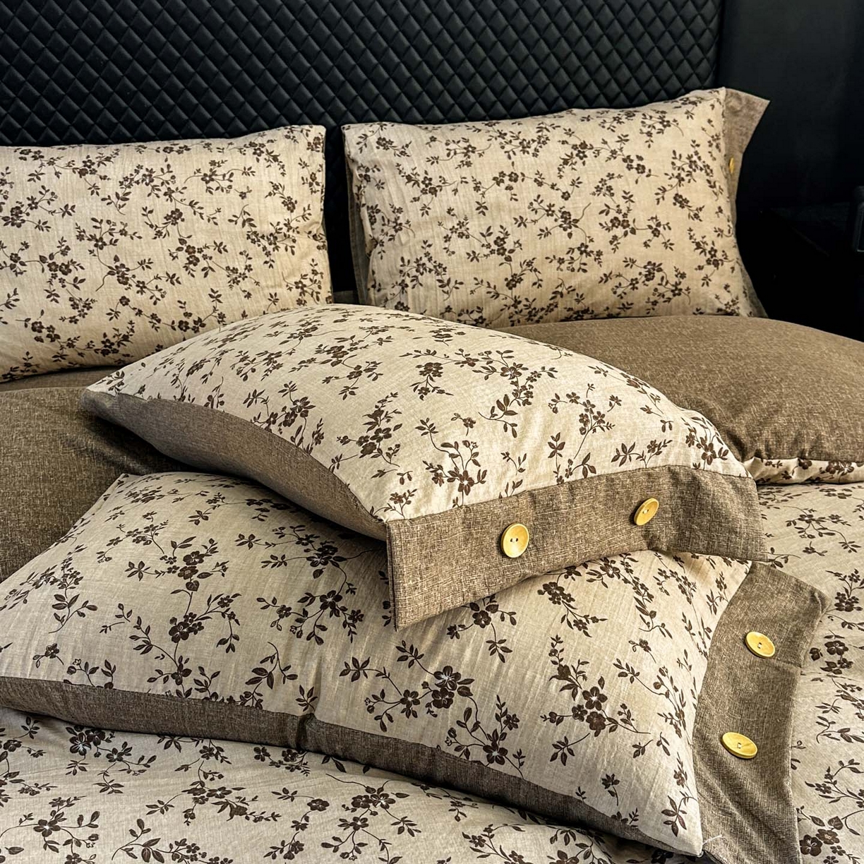 91家纺网 家纺一手货源 找家纺 晚爱家纺（原晚安家居） 2026新款加厚双层纱原麻纽扣款四件套 茶里