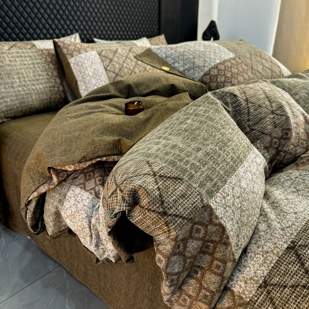 91家纺网 家纺一手货源 找家纺 晚爱家纺（原晚安家居） 2026新款加厚双层纱原麻纽扣款四件套 复古绿格