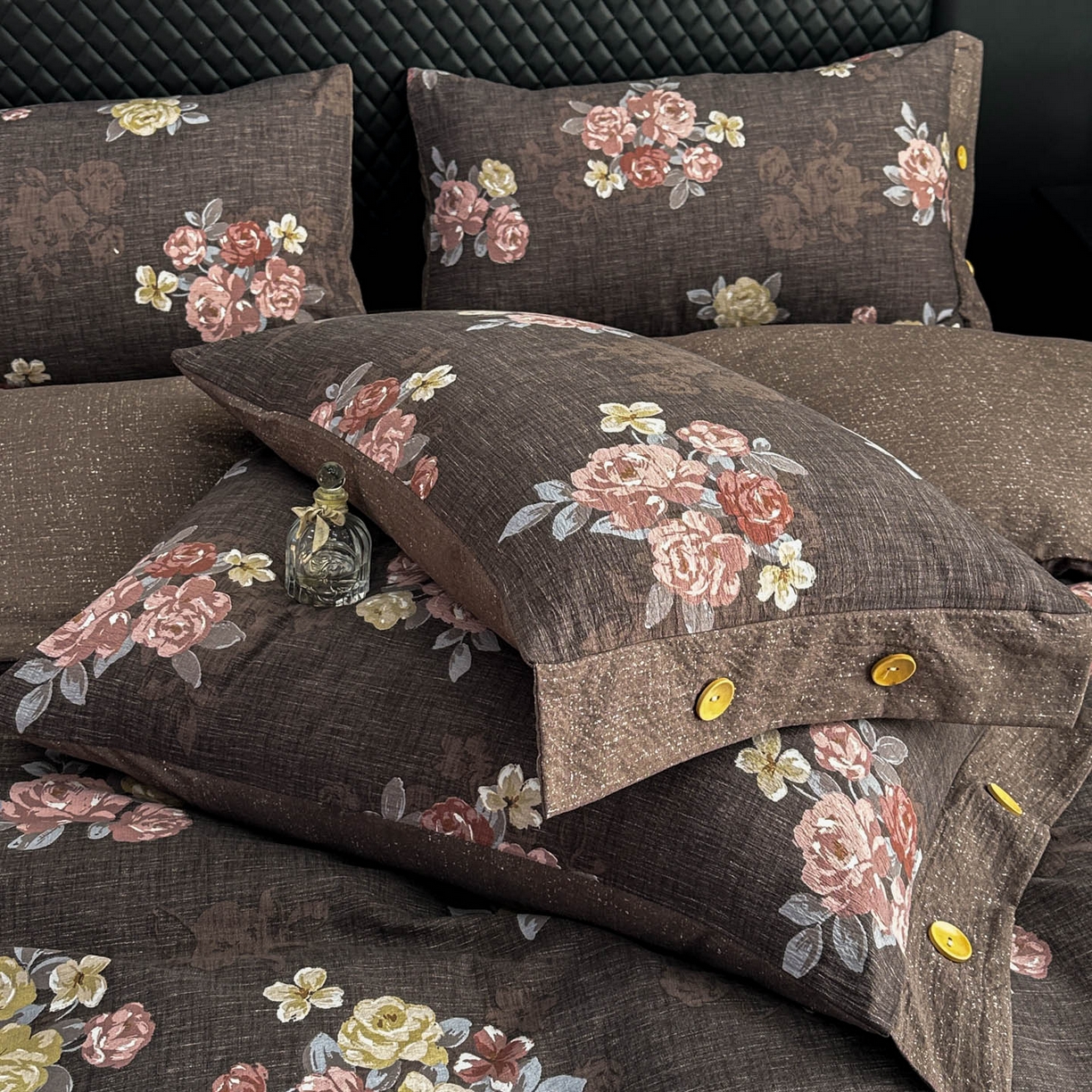 91家纺网 家纺一手货源 找家纺 晚爱家纺（原晚安家居） 2026新款加厚双层纱原麻纽扣款四件套 花开富贵