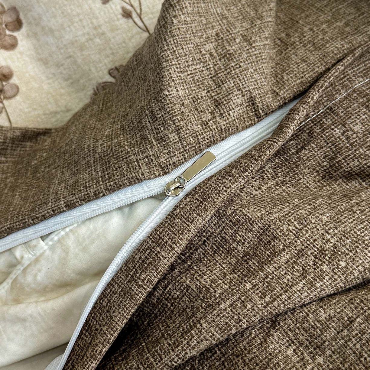 91家纺网 家纺一手货源 找家纺 晚爱家纺（原晚安家居） 2026新款加厚双层纱原麻纽扣款四件套 花溪棕