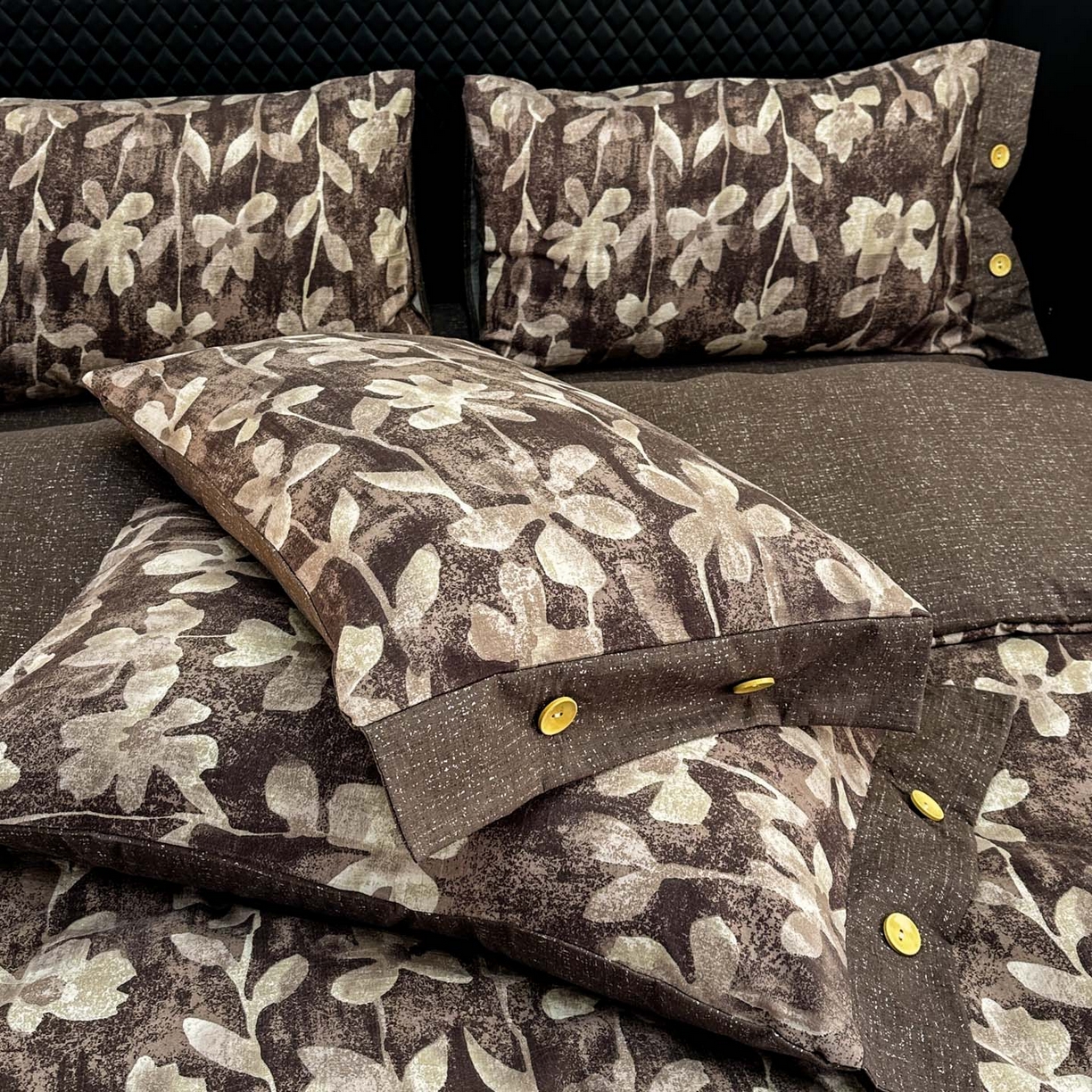 91家纺网 家纺一手货源 找家纺 晚爱家纺（原晚安家居） 2026新款加厚双层纱原麻纽扣款四件套 花影棕