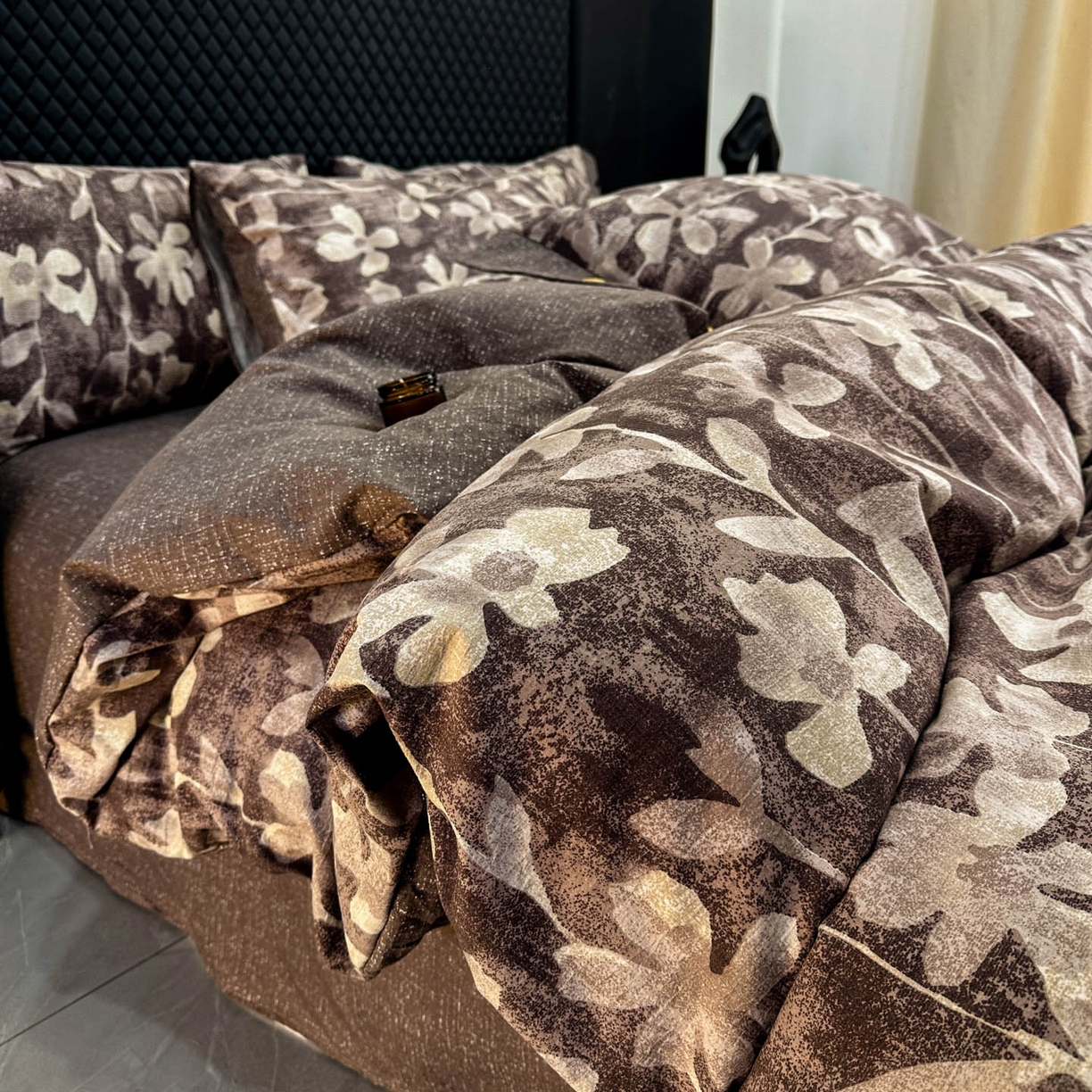 91家纺网 家纺一手货源 找家纺 晚爱家纺（原晚安家居） 2026新款加厚双层纱原麻纽扣款四件套 花影棕