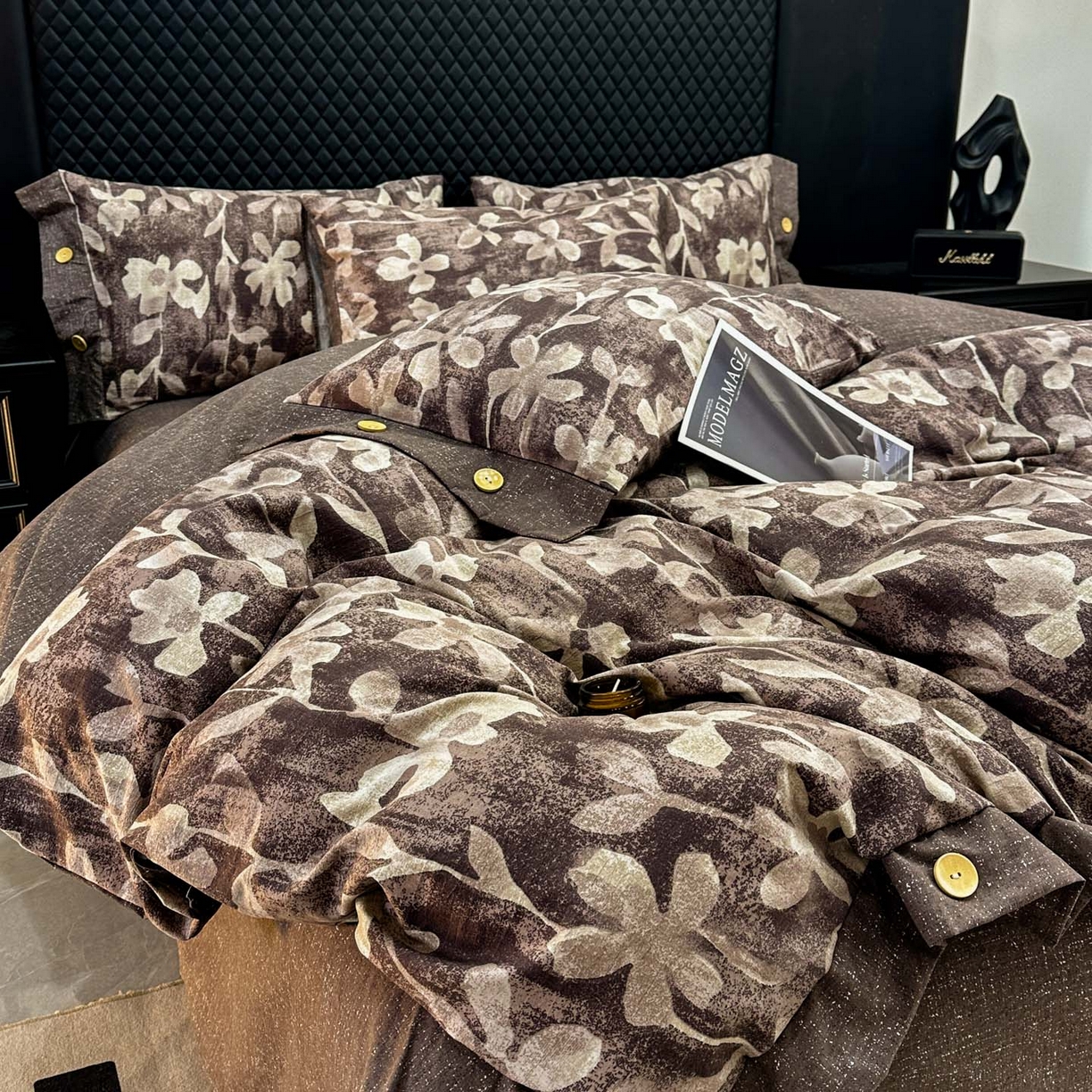 91家纺网 家纺一手货源 找家纺 晚爱家纺（原晚安家居） 2026新款加厚双层纱原麻纽扣款四件套 花影棕