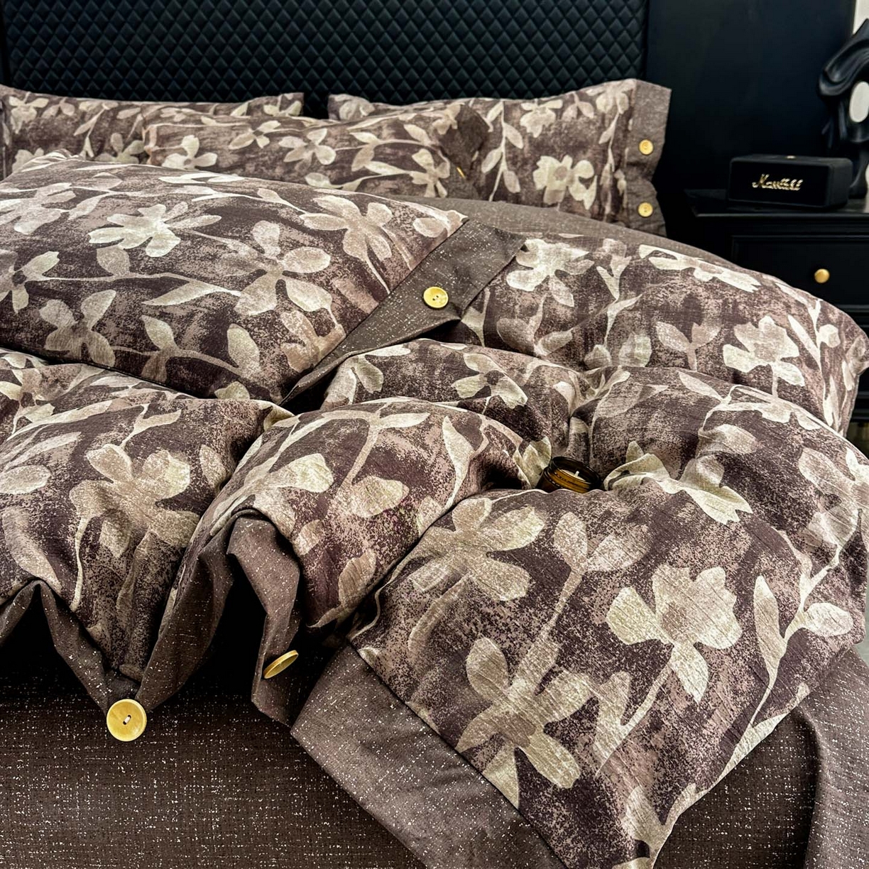 91家纺网 家纺一手货源 找家纺 晚爱家纺（原晚安家居） 2026新款加厚双层纱原麻纽扣款四件套 花影棕