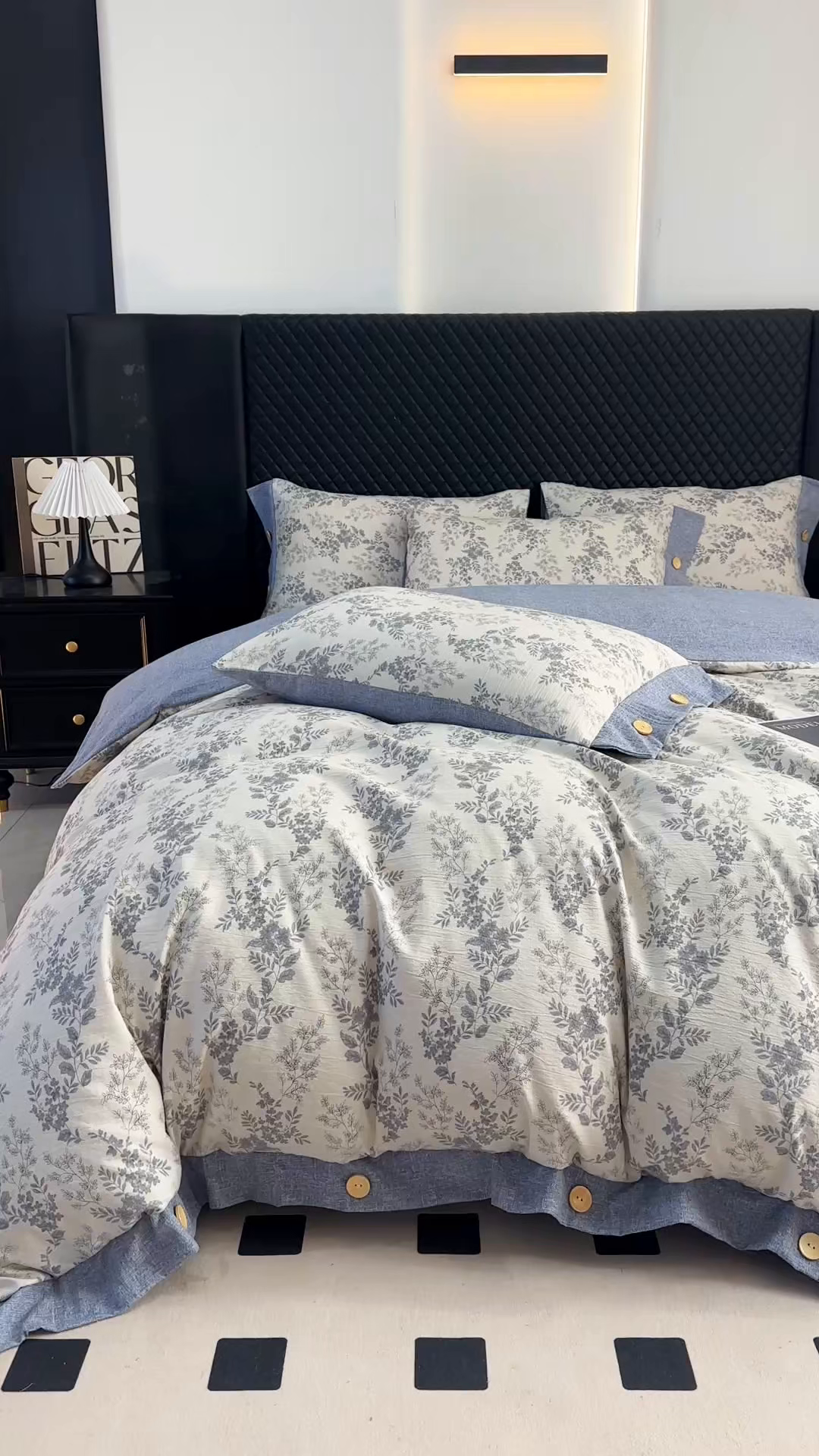 91家纺网 家纺一手货源 找家纺 晚爱家纺（原晚安家居） 2026新款加厚双层纱原麻纽扣款四件套 花语蓝