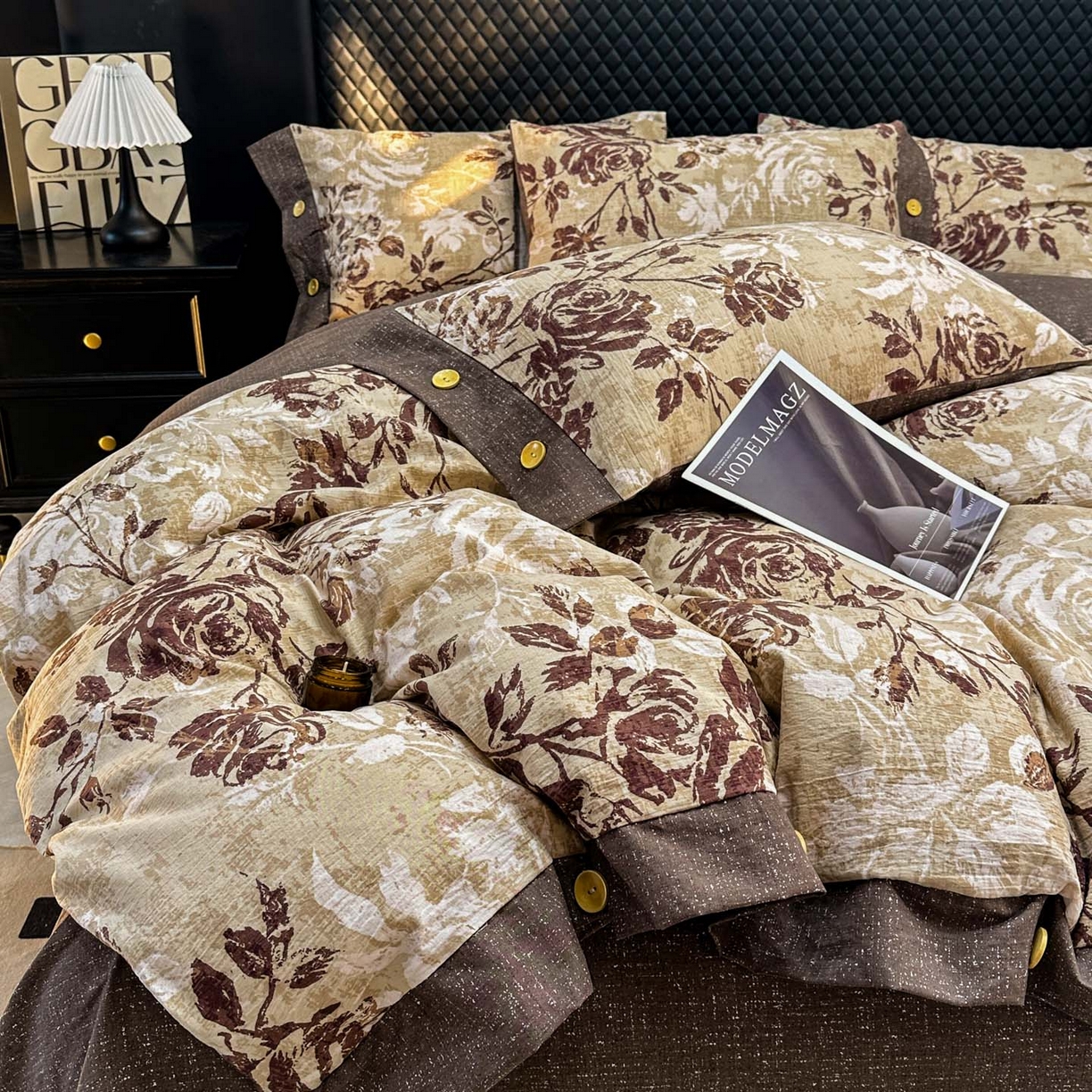 91家纺网 家纺一手货源 找家纺 晚爱家纺（原晚安家居） 2026新款加厚双层纱原麻纽扣款四件套 咖色枝叶