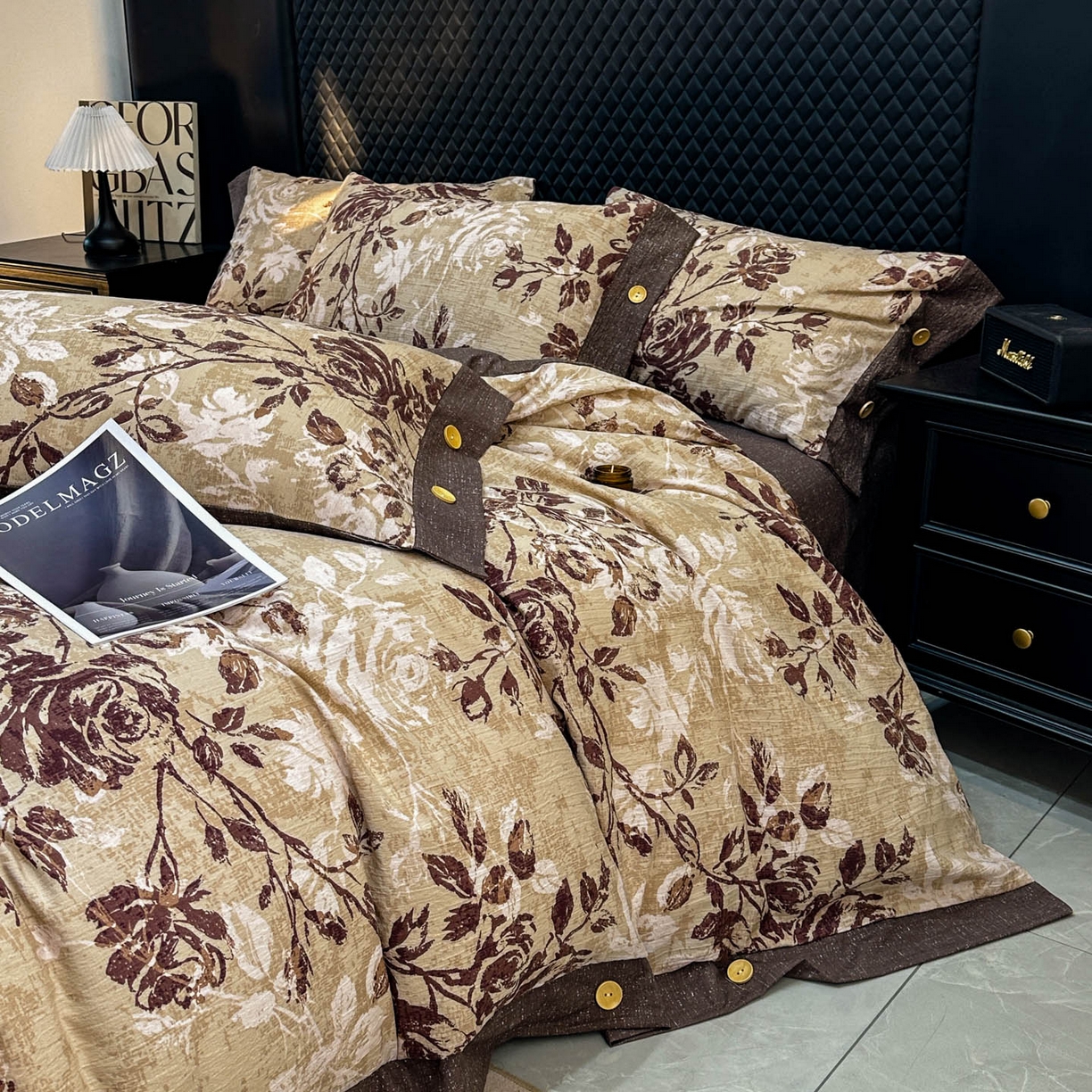 91家纺网 家纺一手货源 找家纺 晚爱家纺（原晚安家居） 2026新款加厚双层纱原麻纽扣款四件套 咖色枝叶