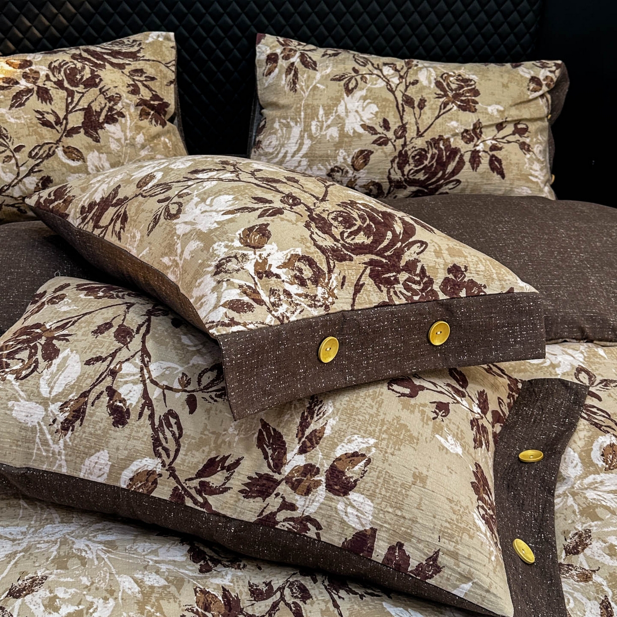 91家纺网 家纺一手货源 找家纺 晚爱家纺（原晚安家居） 2026新款加厚双层纱原麻纽扣款四件套 咖色枝叶