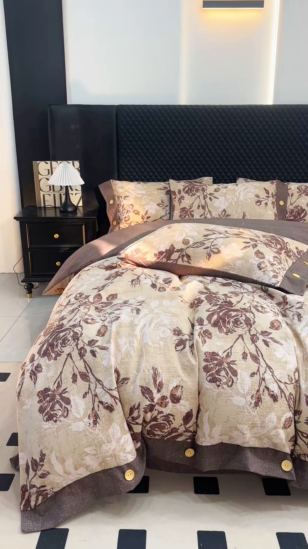 91家纺网 家纺一手货源 找家纺 晚爱家纺（原晚安家居） 2026新款加厚双层纱原麻纽扣款四件套 咖色枝叶