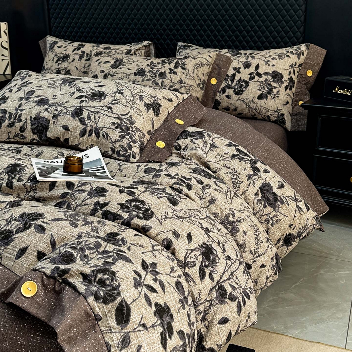 91家纺网 家纺一手货源 找家纺 晚爱家纺（原晚安家居） 2026新款加厚双层纱原麻纽扣款四件套 水墨玫瑰