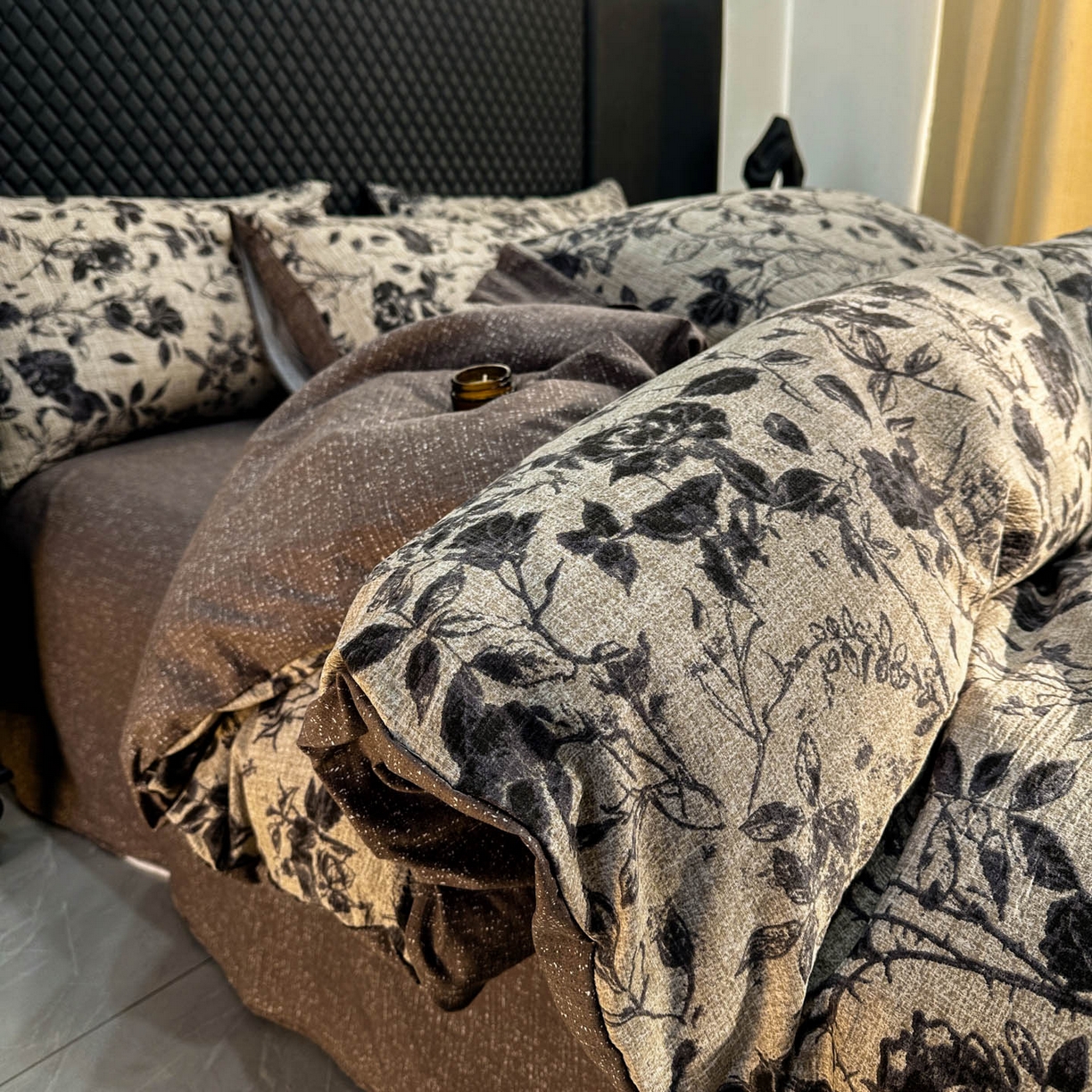 91家纺网 家纺一手货源 找家纺 晚爱家纺（原晚安家居） 2026新款加厚双层纱原麻纽扣款四件套 水墨玫瑰