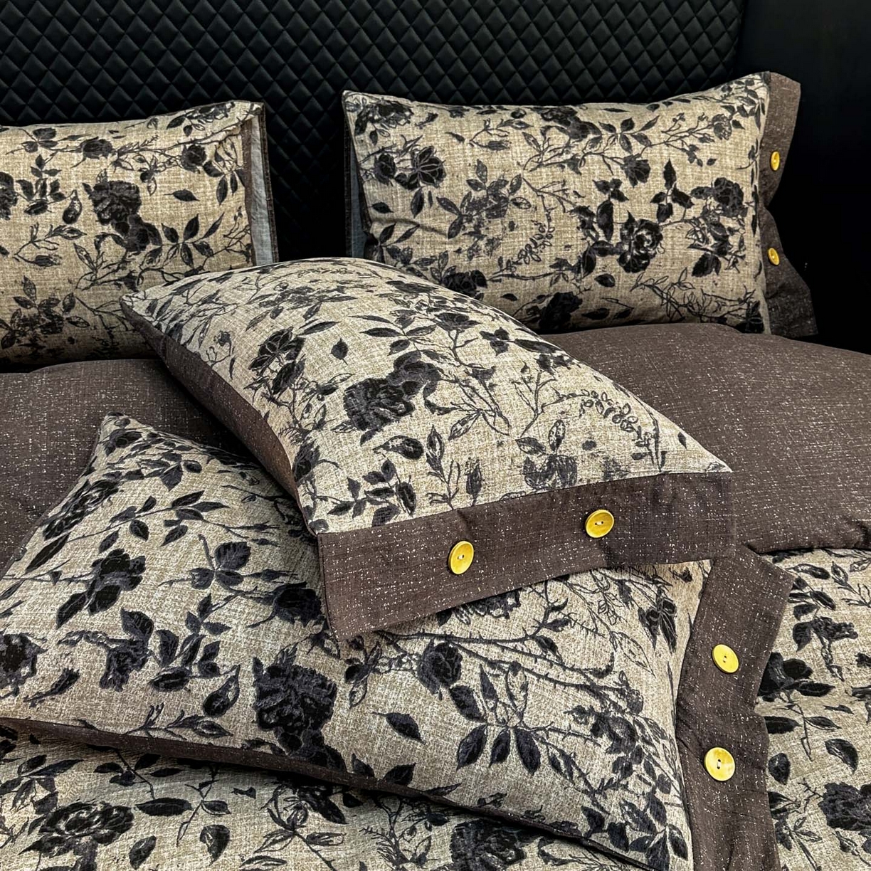 91家纺网 家纺一手货源 找家纺 晚爱家纺（原晚安家居） 2026新款加厚双层纱原麻纽扣款四件套 水墨玫瑰