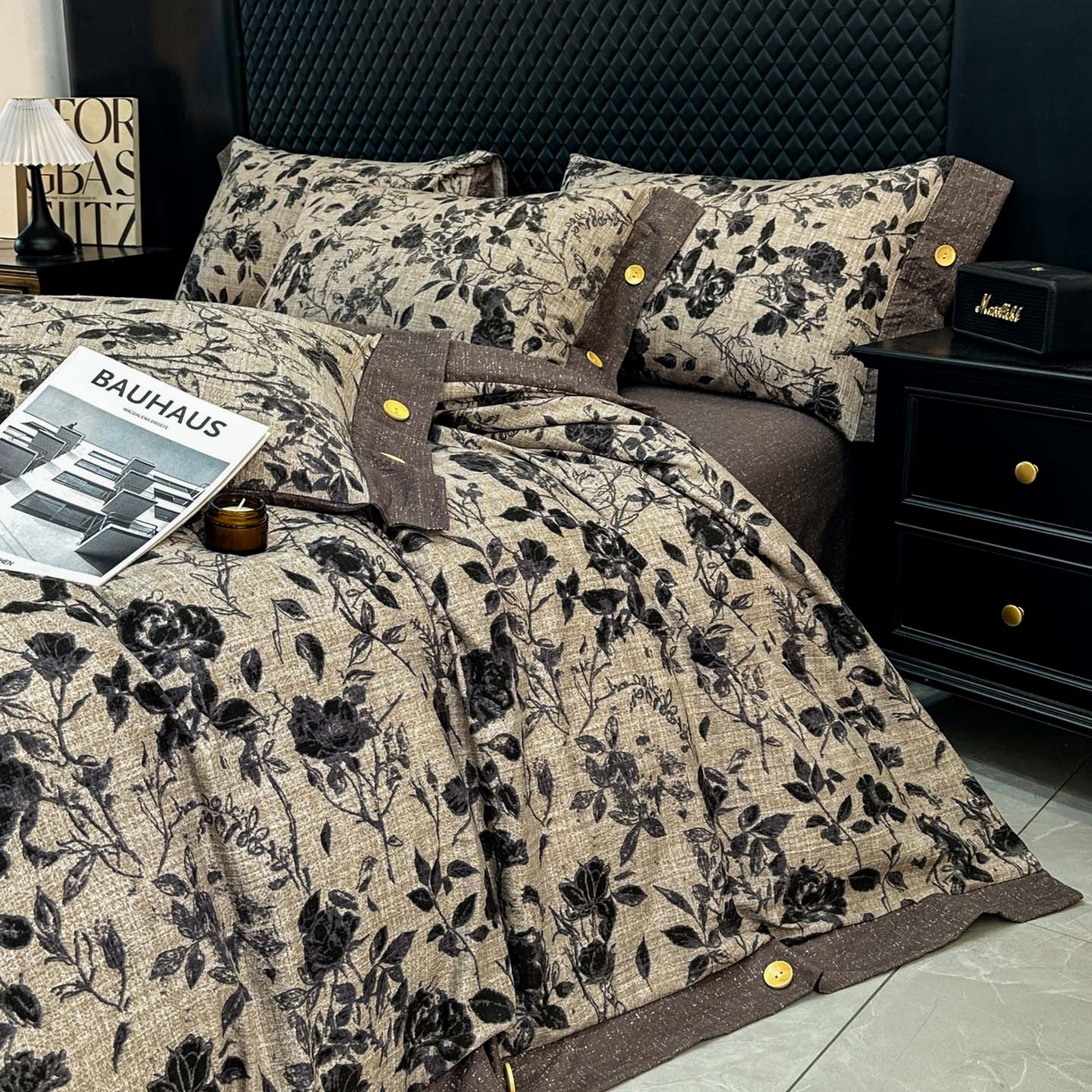 91家纺网 家纺一手货源 找家纺 晚爱家纺（原晚安家居） 2026新款加厚双层纱原麻纽扣款四件套 水墨玫瑰