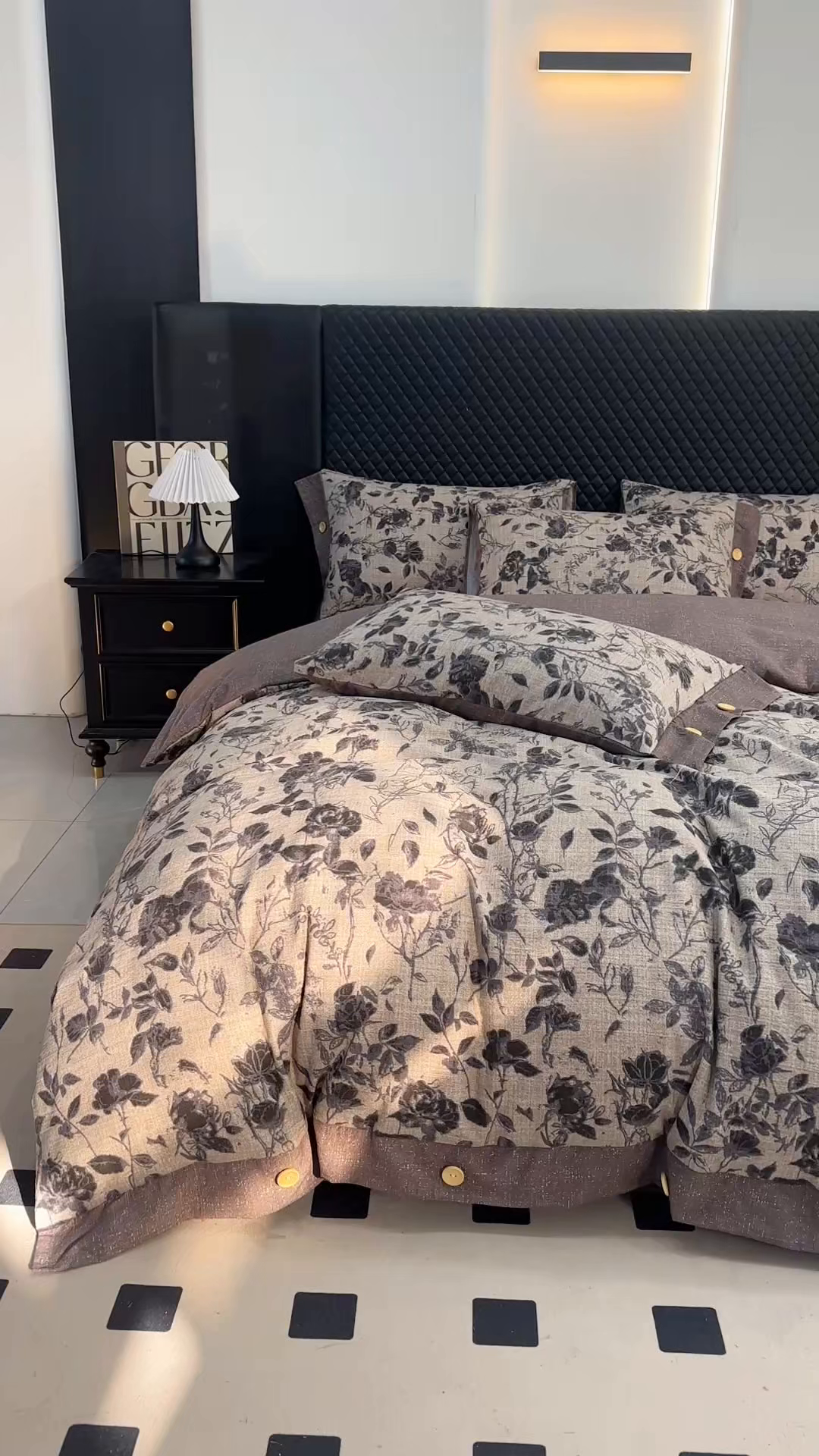 91家纺网 家纺一手货源 找家纺 晚爱家纺（原晚安家居） 2026新款加厚双层纱原麻纽扣款四件套 水墨玫瑰