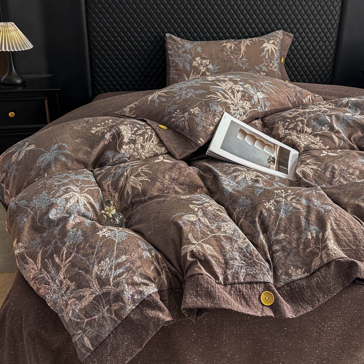 91家纺网 家纺一手货源 找家纺 晚爱家纺（原晚安家居） 2026新款加厚双层纱原麻纽扣款四件套 叶影