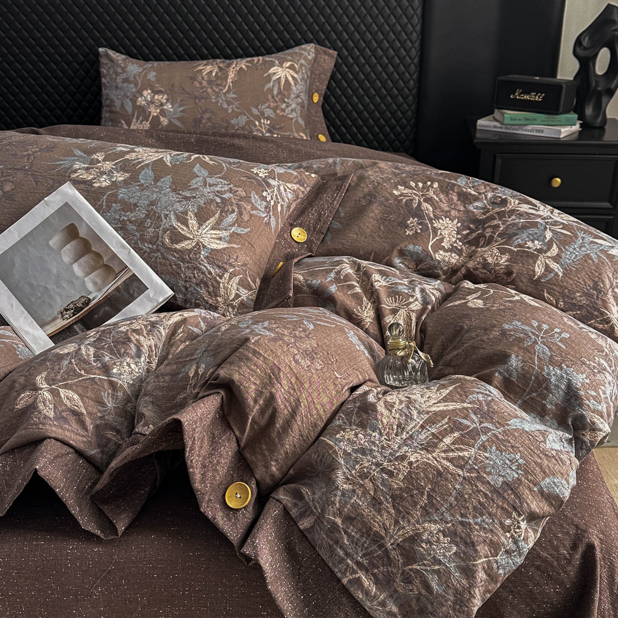 91家纺网 家纺一手货源 找家纺 晚爱家纺（原晚安家居） 2026新款加厚双层纱原麻纽扣款四件套 叶影