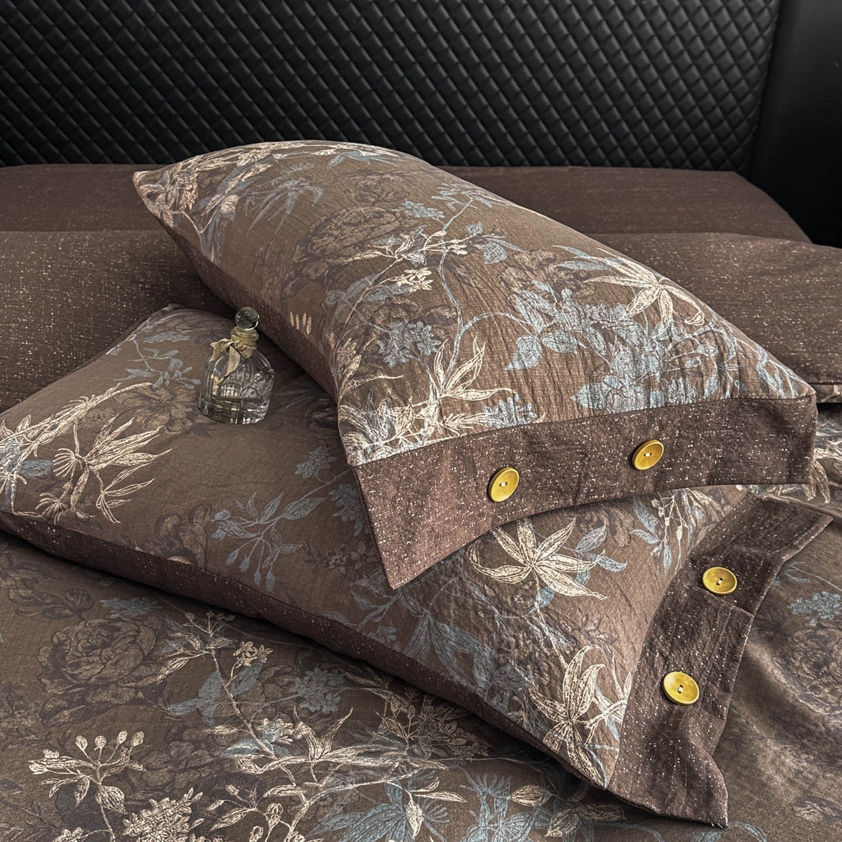 91家纺网 家纺一手货源 找家纺 晚爱家纺（原晚安家居） 2026新款加厚双层纱原麻纽扣款四件套 叶影