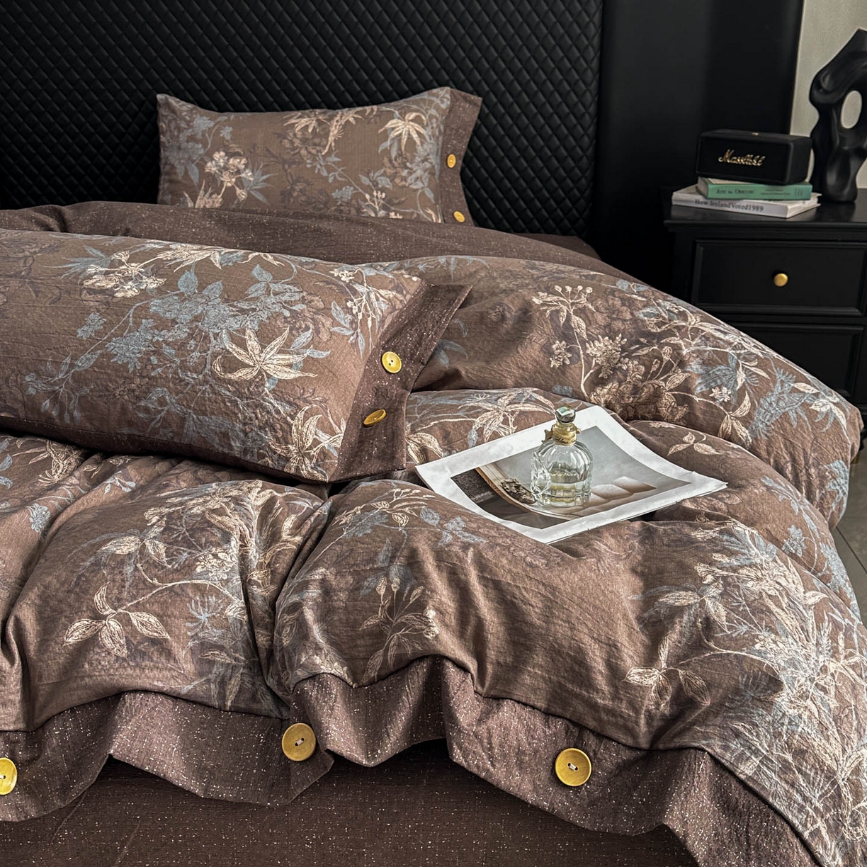 91家纺网 家纺一手货源 找家纺 晚爱家纺（原晚安家居） 2026新款加厚双层纱原麻纽扣款四件套 叶影