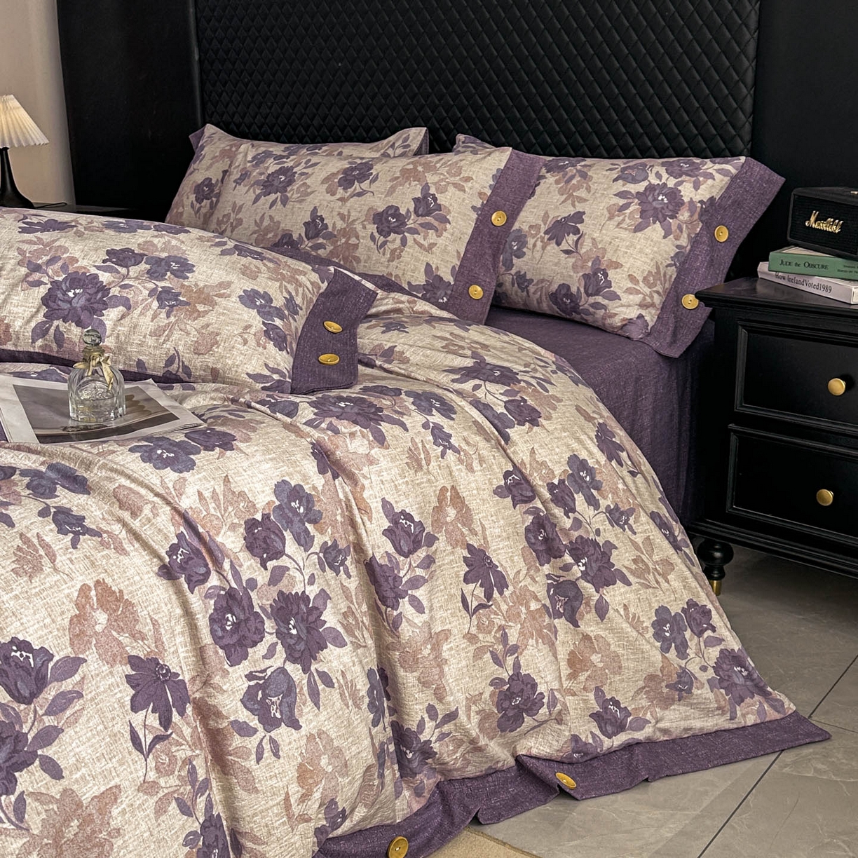 91家纺网 家纺一手货源 找家纺 晚爱家纺（原晚安家居） 2026新款加厚双层纱原麻纽扣款四件套 紫色花漾