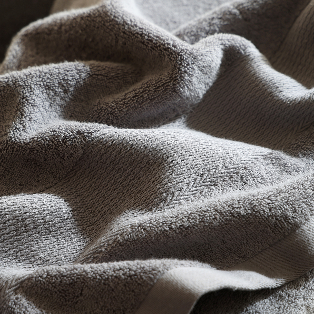 91家纺网 家纺一手货源 找家纺 朴尔家纺-毛巾被 2026新款纯色全棉缎档加大加厚浴巾-晨雾 暮云灰 90x180cm/条