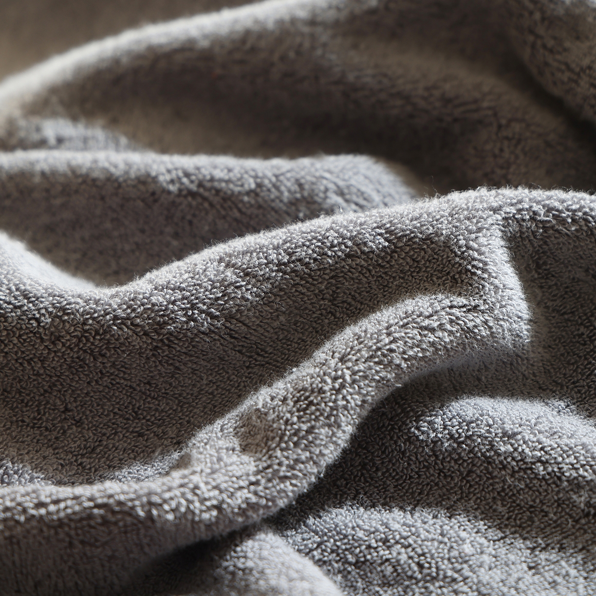 91家纺网 家纺一手货源 找家纺 朴尔家纺-毛巾被 2026新款纯色全棉缎档加大加厚浴巾-晨雾 暮云灰 90x180cm/条