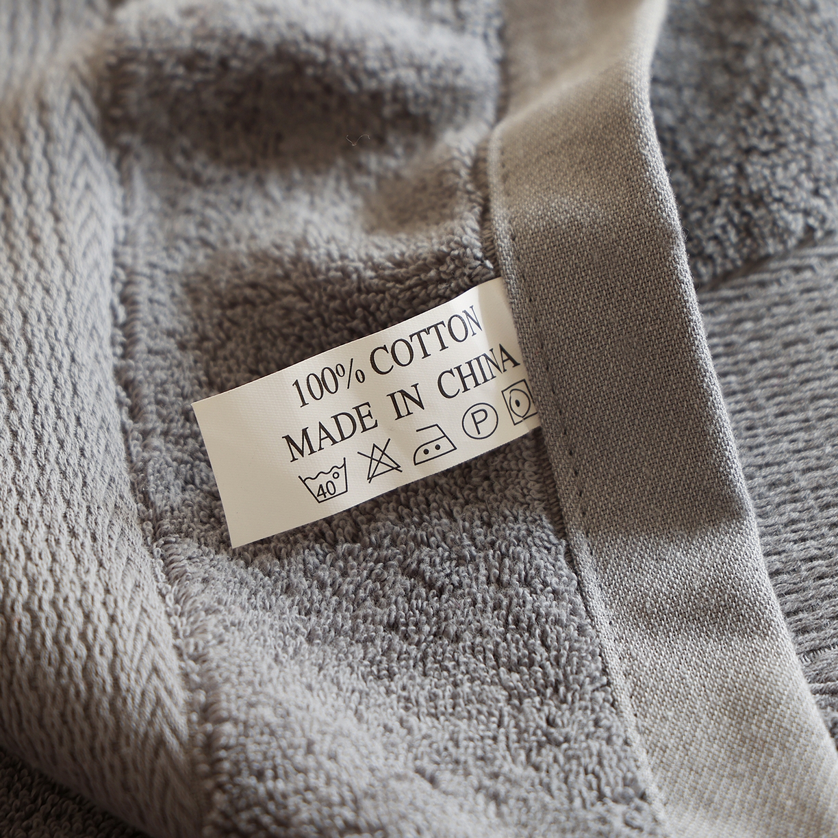 91家纺网 家纺一手货源 找家纺 朴尔家纺-毛巾被 2026新款纯色全棉缎档加大加厚浴巾-晨雾 暮云灰 90x180cm/条