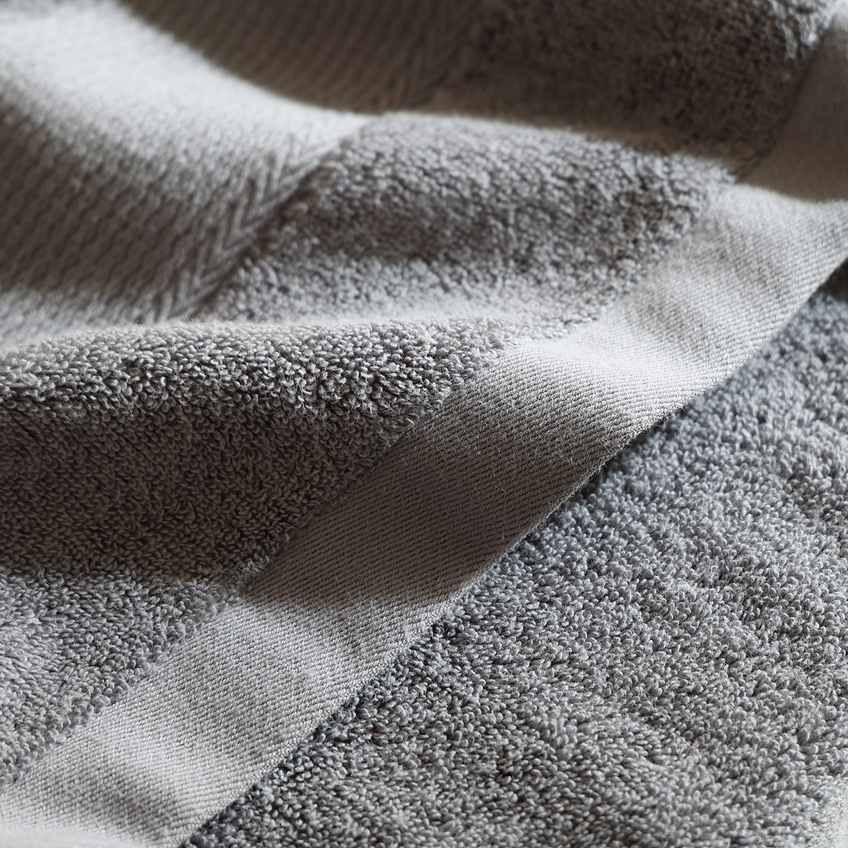 91家纺网 家纺一手货源 找家纺 朴尔家纺-毛巾被 2026新款纯色全棉缎档加大加厚浴巾-晨雾 暮云灰 90x180cm/条