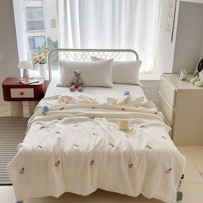 91家纺网 家纺一手货源 找家纺 木楌家居 2026新款全棉皱皱纱儿童款夏被床盖四件套 小火箭