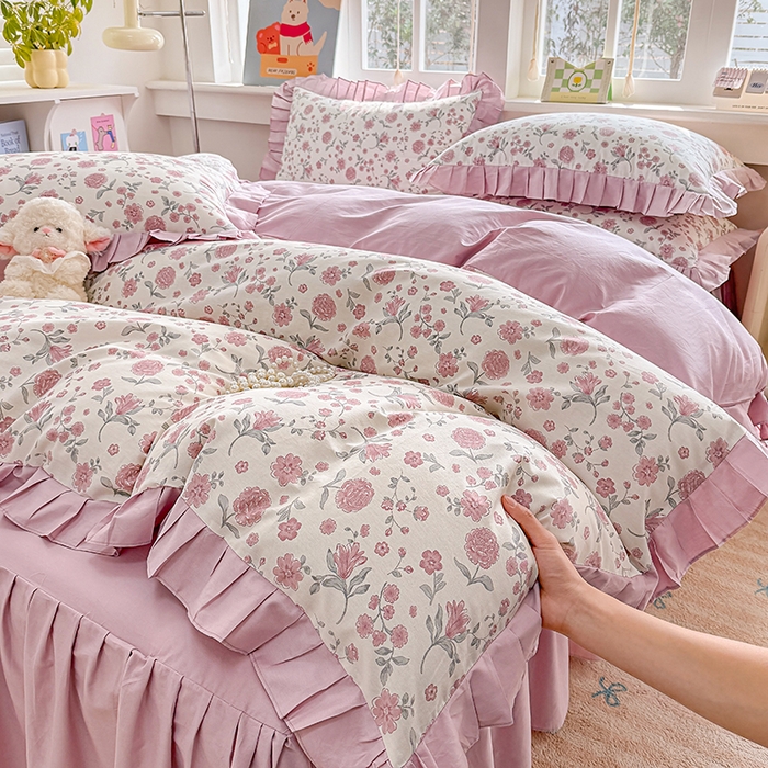 91家纺网 家纺一手货源 找家纺 缦彩 2026新款纯棉花卉公主风大花边床裙四件套 时花令-红