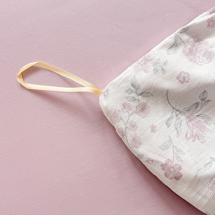 91家纺网 家纺一手货源 找家纺 缦彩 2026新款纯棉花卉公主风大花边床裙四件套 时花令-红